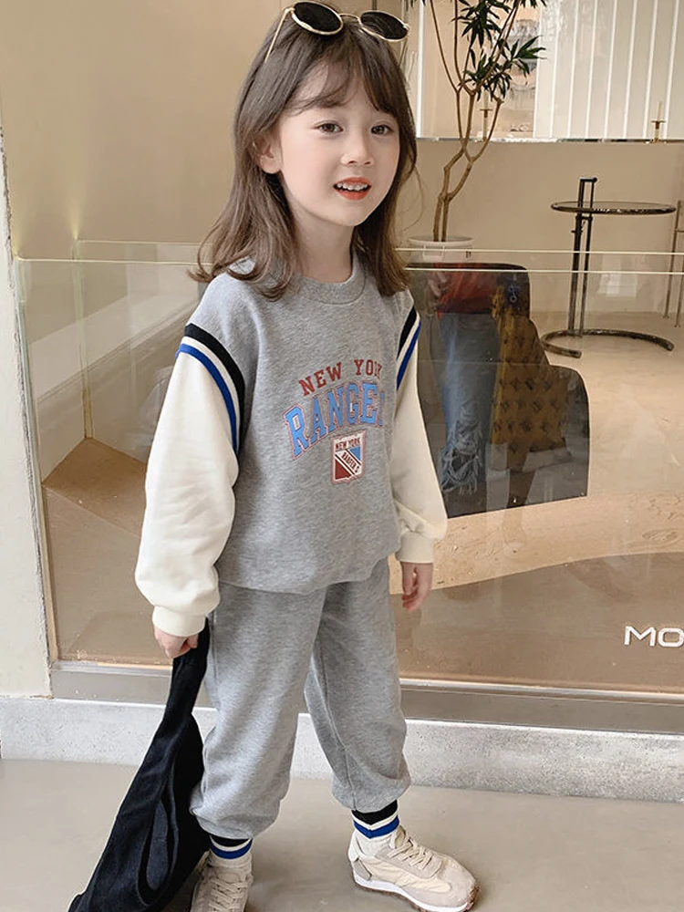 През пролетта на ежедневния костюм за момичета 2023 г., Нова мрежа от детски дрехи на червения цвят в корейски стил в чужд стил, детски дрехи от две части за пролетта и